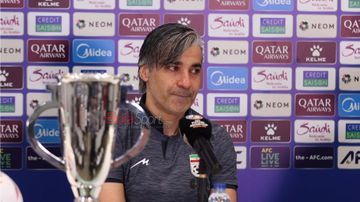 Pelatih Timnas Futsal Iran, Vahid Shamsaee, sempat menangis saat sedang memberikan keterangan kepada awak media di Media Center Indonesia Arena, Senayan, Jakarta, Jumat (6/2/2026).