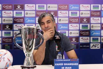 Pelatih Timnas Futsal Iran, Vahid Shamsaee, sedang memberikan keterangan kepada awak media di Media Center Indonesia Arena, Senayan, Jakarta, Jumat (6/2/2026).