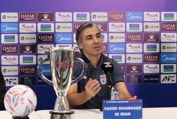 Pelatih Timnas Futsal Iran, Vahid Shamsaee, sedang memberikan keterangan kepada awak media di Media Center Indonesia Arena, Senayan, Jakarta, Jumat (6/2/2026).