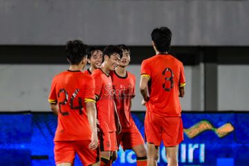 Suasana laga uji coba Timnas U-17 Indonesia versus Timnas U-17 China di Stadion Indomil Arena, Tangerang, Banten, Minggu (8/2/2026).