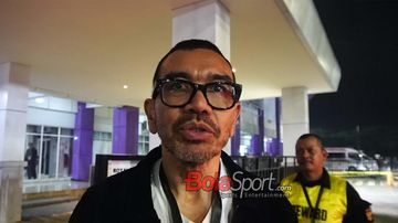 Anggota Komite Eksekutif PSSI, Arya Sinulingga, sedang memberikan keterangan kepada awak media di Stadion Indomilk Arena, Tangerang, Banten, Minggu (8/2/2026)