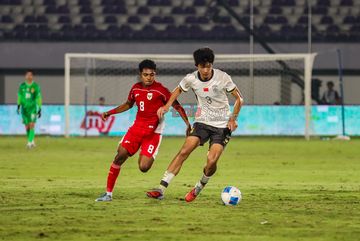 Suasana laga uji coba kedua Timnas U-17 Indonesia versus Timnas U-17 China di Stadion Indomilk Arena, Tangerang, Banten, Rabu (11/2/2026) malam.