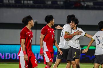 Suasana laga uji coba kedua Timnas U-17 Indonesia versus Timnas U-17 China di Stadion Indomilk Arena, Tangerang, Banten, Rabu (11/2/2026) malam.