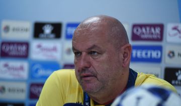 Pelatih Persib Bandung, Bojan Hodak dalam konferensi pers usai kalah telak di markas Ratchaburi FC pada Kamis (12/2/2026) malam WIB