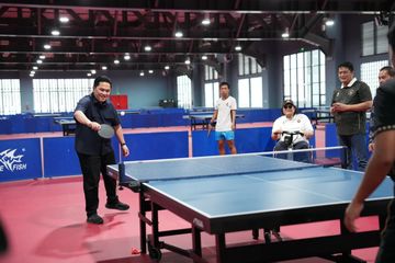 Erick Thohir saat berkunjung ke cabor tenis meja di NPC Indonesia Training Center, Delingan, Kabupaten aranganyar, Jawa Tengah, Sabtu (14/2/2026).