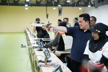 Erick Thohir saat menjajal cabor menembak dalam kunjungannya ke NPC Indonesia Training Center di Delingan, Kabupaten Karanganyar, Jawa Tengah, Sabtu (14/2/2026).