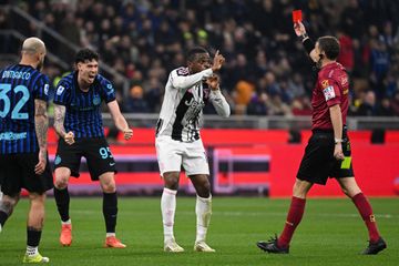 Wasit Federico La Penna memberikan kartu merah kepada Pierre Kalulu dalam laga Inter Milan kontra Juventus di Liga Italia, Sabtu (14/2/2026) di Giuseppe Meazza.