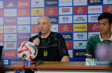 Pelatih Persebaya Surabaya, Bernardo Tavares (kiri) saat memberikan keterangan kepada awak media sesuai lawan Bhayangkara FC di Stadion Gelora Bung Tomo, Surabaya, Sabtu (14/2/2026).