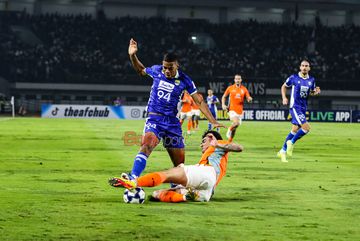 Uilliam Barros Pereira (kiri) sedang menguasai bola dan diberusaha direbut lawan dalam laga babak 16 besar AFC Champions League Two 2025/2026 antara Persib Bandung versus Ratchaburi FC di Stadion Gelora Bandung Lautan Api, Bandung, Jawa Barat, Rabu (18/2/2026).