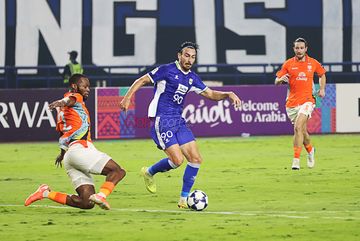 Andrew Jung (kanan) sedang menguasai bola dalam laga babak 16 besar AFC Champions League Two 2025/2026 antara Persib Bandung versus Ratchaburi FC di Stadion Gelora Bandung Lautan Api, Bandung, Jawa Barat, Rabu (18/2/2026).