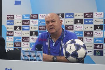 Pelatih Persib Bandung, Bojan Hodak, sedang memberikan keterangan kepada awak media di Media Center Stadion Gelora Bandung Lautan Api, Bandung, Jawa Barat, Rabu (18/2/2026).