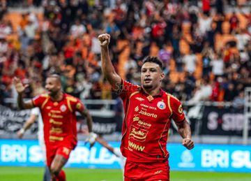 Alaaeddine Ajaraie (kanan) sedang melakukan selebrasi seusai mencetak gol dalam laga pekan ke-22 Super League 2025/2026 antara Persija Jakarta versus PSM Makassar di Jakarta International Stadium (JIS), Jakarta Utara, Jumat (20/2/2026).