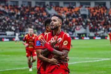 Emaxwell Souza sedang melakukan selebrasi seusai mencetak gol dalam laga pekan ke-22 Super League 2025/2026 antara Persija Jakarta versus PSM Makassar di Jakarta International Stadium (JIS), Jakarta Utara, Jumat (20/2/2026).