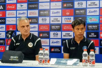 Pelatih PSBS Biak, Marian Mihail (kiri) dan pemain, Raja Imam (kanan) dalam sesi jumpa pers setelah laga melawan Persis di Stadion Manahan, Surakarta, Sabtu (21/2/2026).