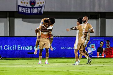 Ricky Kambuaya (kiri) sedang melakukan selebrasi seusai mencetak gol dalam laga pekan ke-23 Super League 2025/2026 antara Persita Tangerang versus Dewa United FC di Stadion Indomilk Arena, Tangerang, Banten, Kamis (26/2/2026).