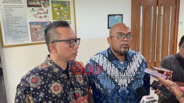 Pengacara Mico Indonesia Law Firm (kuasa hukum PT GBI dan PT LTS), Ricky Kurnia Margono, sedang memberikan keterangan kepada awak media di Pengadilan Negeri Jakarta Pusat, 26 Februari 2026.