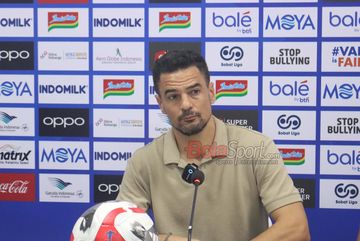 Pelatih Persita Tangerang, Carlos Pena,  sedang memberikan keterangan kepada awak media di Media Center Stadion Indomilk Arena, Tangerang, Banten, Kamis (26/2/2026).