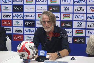 Pelatih Dewa United, Jan Olde Riekerink, sedang memberikan keterangan kepada awak media di Media Center Stadion Indomilk Arena, Tangerang, Banten, Kamis (26/2/2026).