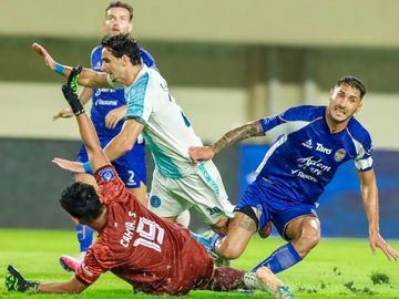 Suasana pertandingan antara PSBS Biak vs PSIM Yogyakarta pada laga pekan ke-23 Super League 2025-2026 di Stadion Maguwoharjo, Sleman, Yogyakarta, pada Jumat (27/2/2026).
