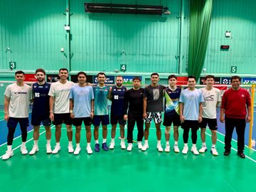 Tim ganda putra Indonesia berpose dengan ganda putra Inggris, Ben Lane/Sean Vendy, setelah sesi latihan bersama di Milton Keynes, Inggris, 27 Februari 2026.