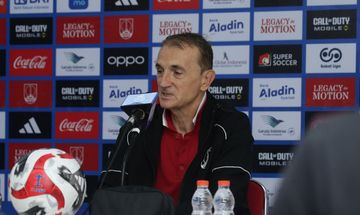 Pelatih Persis, Milomir Seslija, dalam sesi jumpa pers jelang duel Persis vs Persik yang turut dihadiri BolaSport.com di Stadion Manahan, Surakarta, Sabtu (28/2/2026).