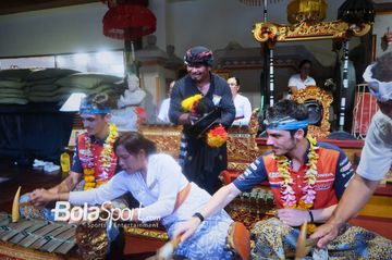 Luca Marini dan Joan Mir belajar alat musik gamelan.