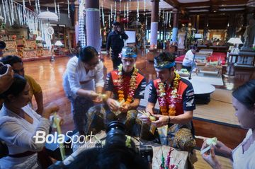 Siapa bilang menganyam ketupat itu mudah?