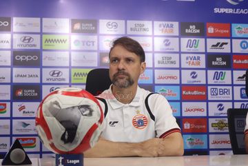 Pelatih Persija Jakarta, Mauricio Souza, sedang memberikan keterangan kepada awak media di Media Center Jakarta International Stadium (JIS), Jakarta Utara, Senin (2/3/2026).