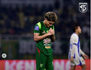 Bek Persebaya Surabaya, Mikael Tata.