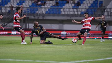 Mencetak 2 gol dalam laga melawan Madura United, Selasa (3/3/2026), striker Malut United, David da Silva (tengah), melesat ke puncak daftar top scorer Super League 2025-2026.