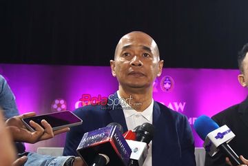Pelatih Timnas U-17 Indonesia, Kurniawan Dwi Yulianto, sedang memberikan keterangan kepada awak media di Kawasan Senayan, Jakarta, Jumat (6/3/2026).
