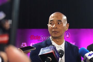 Pelatih Timnas U-17 Indonesia, Kurniawan Dwi Yulianto, sedang memberikan keterangan kepada awak media di Kawasan Senayan, Jakarta, Jumat (6/3/2026).