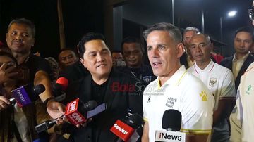 Pelatih Timnas Indonesia, John Herdman (kanan) dan Ketua Umum PSSI, Erick Thohir (kiri), sedang memberikan keterangan kepada awak media di Kawasan GBK, Senayan, Jakarta, 12 Maret 2026.