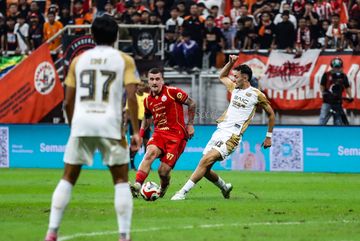 Fabio Calonego (kiri) sedang menguasai bola dan dibayangi Ivar Jenner (kanan) dalam laga tunda pekan ke-25 Super League 2025/2026 antara Persija Jakarta versus Dewa United FC di Jakarta International Stadium (JIS), Jakarta Utara , Minggu (15/3/2026).