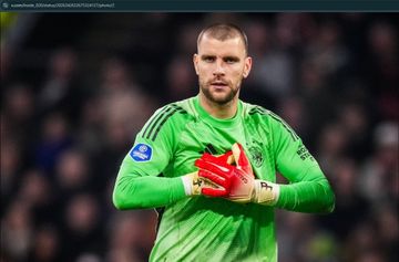 Kiper Timnas Indonesia, Maarten Paes, mencatatkan nirbobol saat Ajax Amsterdam menang 4-0 atas Sparta Rotterdam.