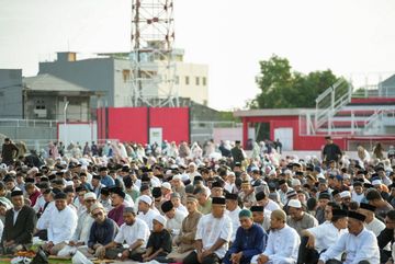 Beberapa warga Ternate memutuskan untuk menggelar Salat Idulftri di kandang Malut United yakni Stadion Gelora Kie Raha pada Sabtu (21/3/2026) pagi.