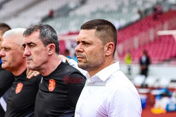 Pelatih Timnas Bulgaria, Aleksandar Dimitrov, sedang memantau para pemainnya bertanding di Stadion Utama Gelora Bung Karno, Senayan, Jakarta, 27 Maret 2026.