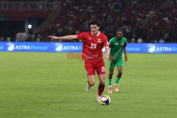 Elkan Baggott (kiri) sedang menguasai bola saat bertanding dalam laga FIFA Series 2026 antara Timnas Indonesia versus Timnas Saint Kitts and Nevis di Stadion Utama Gelora Bung Karno, Senayan, Jakarta, Jumat (27/3/2026).