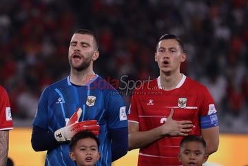 Maarten Paes (kiri) dan Jay Idzes (kanan) sedang menyanyikan lagu kebangsaan Indonesia Raya jelang bertanding  di Stadion Utama Gelora Bung Karno, Senayan, Jakarta, Jumat (27/3/2026).