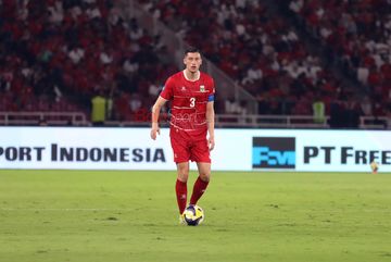 Jay Idzes sedang menguasai bola saat memperkuat Timnas Indonesia di Stadion Utama Gelora Bung Karno, Senayan, Jakarta, Jumat (27/3/2026).