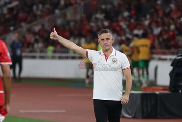 Pelatih Timnas Indonesia, John Herdman, sedang memberikan intruksi kepada para pemainnya saat bertanding  di Stadion Utama Gelora Bung Karno, Senayan, Jakarta, Jumat (27/3/2026).