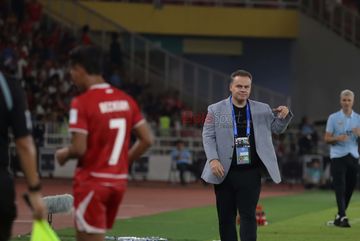 Pelatih Timnas Saint Kitts and Nevis, Marcelo Serrano (kanan), sedang memberikan intruksi kepada para pemainnya saat bertanding  di Stadion Utama Gelora Bung Karno, Senayan, Jakarta, Jumat (27/3/2026).