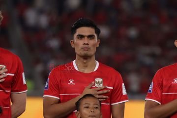 Ramadhan Sananta sedang menyanyikan lagu kebangsaan Indonesia Raya jelang bertanding  di Stadion Utama Gelora Bung Karno, Senayan, Jakarta, Jumat (27/3/2026).