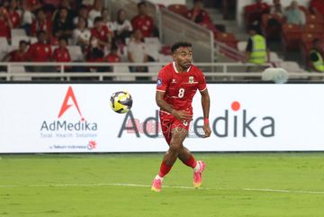 Yakob Sayuri sedang menguasai bola saat memperkuat Timnas Indonesia  di Stadion Utama Gelora Bung Karno, Senayan, Jakarta, Jumat (27/3/2026).