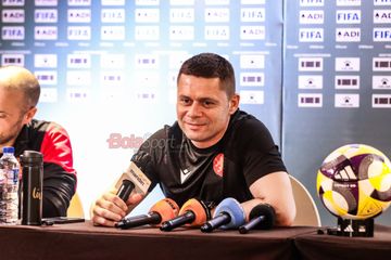 Pelatih Timnas Bulgaria, Aleksandar Dimitrov, sedang memberikan keterangan kepada awak media di Hotel Ayana MidPlaza, Jakarta, Minggu (29/3/2026).