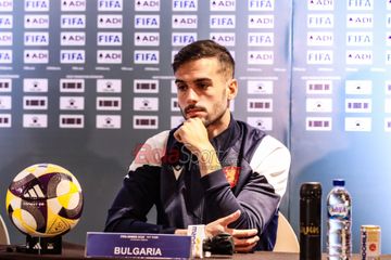 Pemain Timnas Bulgaria, Vladimir Nikolov, sedang memberikan keterangan kepada awak media di Hotel Ayana MidPlaza, Jakarta, Minggu (29/3/2026).