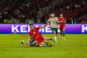 Ole Romeny (depan) saat dijatuhkan lawan saat bertanding saat bertanding dalam laga FIFA Series 2026 antara Timnas Indonesia versus Timnas Bulgaria di Stadion Utama Gelora Bung Karno, Senayan, Jakarta, Senin (30/3/2026).