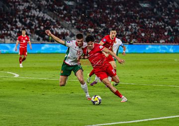 Ragnar Oratmangoen (kanan) sedang menguasai bola saat bertanding dalam laga FIFA Series 2026 antara Timnas Indonesia versus Timnas Bulgaria di Stadion Utama Gelora Bung Karno, Senayan, Jakarta, Senin (30/3/2026).