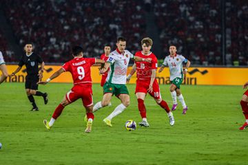 Ole Romeny (kanan) sedang berusaha merebut bola saat bertanding dalam laga FIFA Series 2026 antara Timnas Indonesia versus Timnas Bulgaria di Stadion Utama Gelora Bung Karno, Senayan, Jakarta, Senin (30/3/2026).