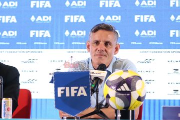 Pelatih Timnas Indonesia, John Herdman, sedang memberikan keterangan kepada awak media di Media Center Stadion Utama Gelora Bung Karno, Senayan, Jakarta, Senin (30/3/2026).
